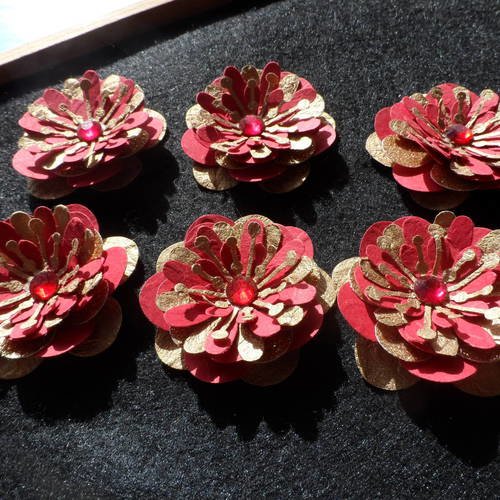 N°159 fleurs en papier rouge et or cœur  strass pour embellissement 