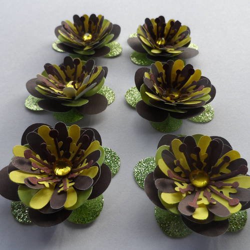 N°159 fleurs en papier chocolat et vert anis cœur  strass pour embellissement 