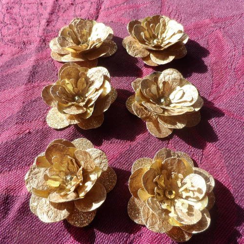 N°159 fleurs en papier doré  cœur strass  pour embellissement 
