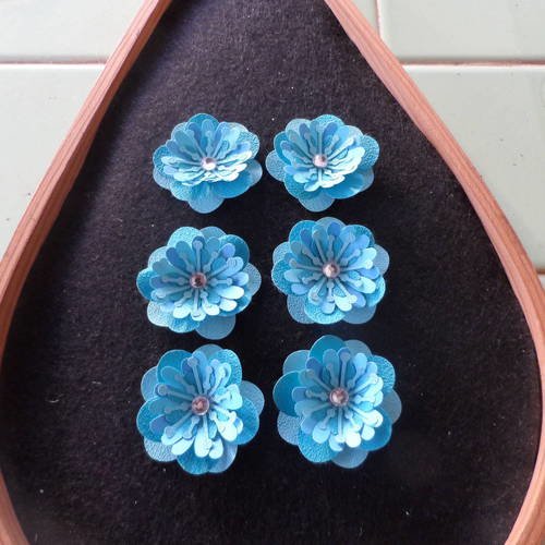 N°159 fleurs en papier bleu turquoise  cœur strass  pour embellissement 
