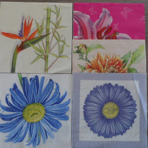 N°160 lot de 5 serviettes différentes en papier sur thème des  fleurs 