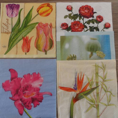 N°160 lot de 5 serviettes différentes en papier sur thème des  fleurs 