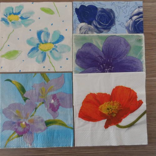 N°160 lot de 5 serviettes différentes en papier sur thème des  fleurs 