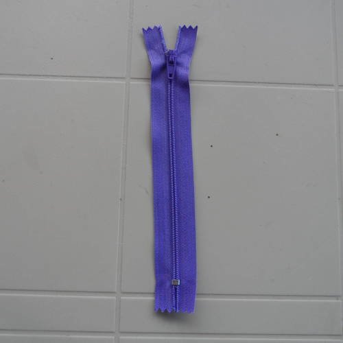 N°187 fermeture éclair violette de quinze centimètres  violette 