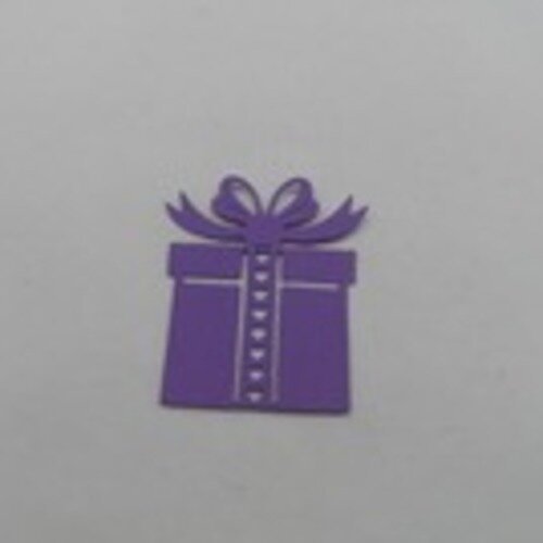 N°101 b paquet cadeau en papier violet  avec des petits cœurs  découpage  fin