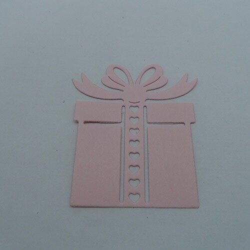 N°101 b paquet cadeau en papier rose clair  avec des petits cœurs  découpage  fin