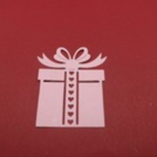 N°101 b paquet cadeau en papier rose foncé  avec des petits cœurs  découpage  fin