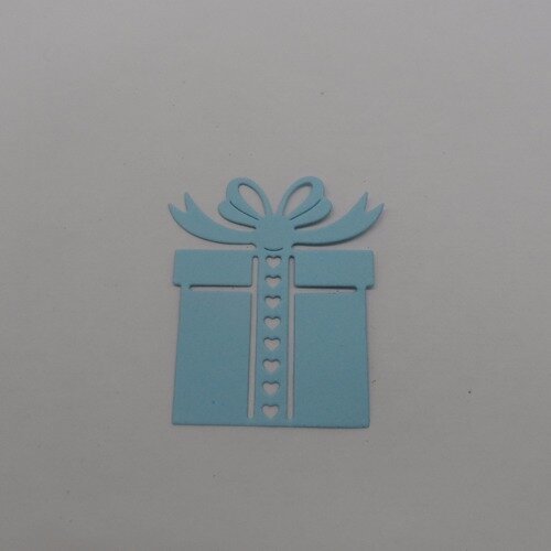 N°101 b paquet cadeau en papier bleu ciel avec des petits cœurs  découpage  fin