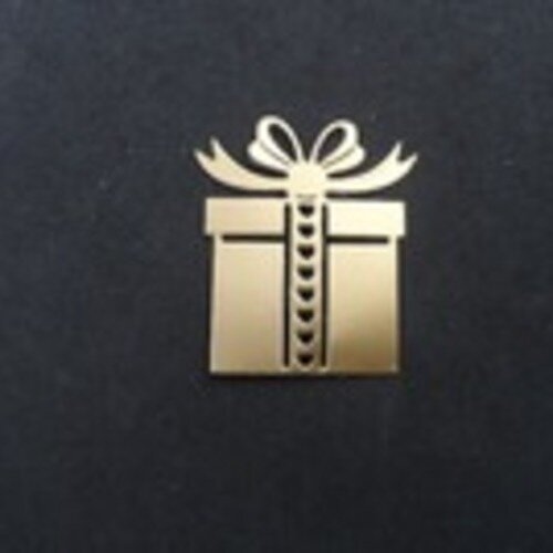 N°101 b paquet cadeau en papier doré  avec des petits cœurs  découpage  fin