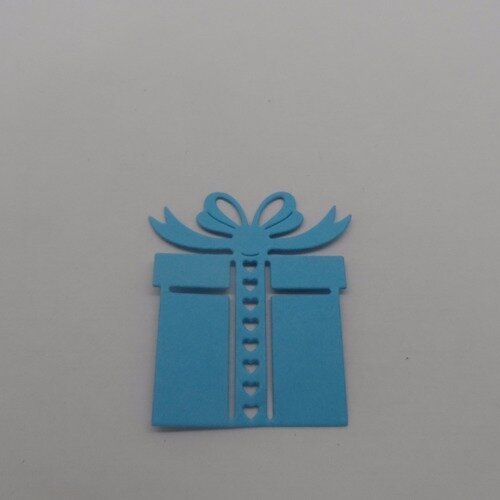 N°101 b paquet cadeau en papier bleu  avec des petits cœurs  découpage  fin