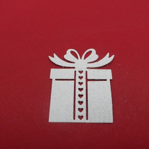 N°101 b paquet cadeau en papier tapisserie blanc à paillette avec des petits cœurs  découpage  fin