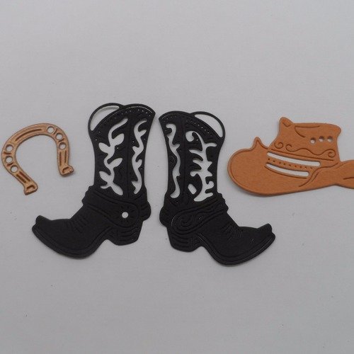 N°877  lot thème cow-boy  comprenant deux bottes un chapeau un fer à cheval   en papier  noir, marron et cuivré   découpage fin