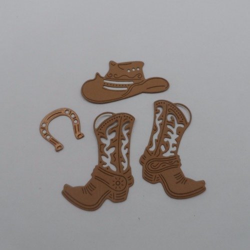 N°877  lot thème cow-boy  comprenant deux bottes un chapeau un fer à cheval   en papier  marron et cuivré   découpage fin