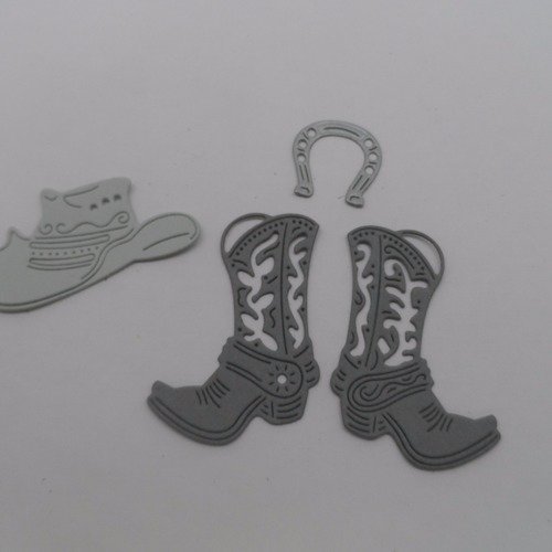 N°877  lot thème cow-boy  comprenant deux bottes un chapeau un fer à cheval   en papier  gris  et argenté   découpage fin