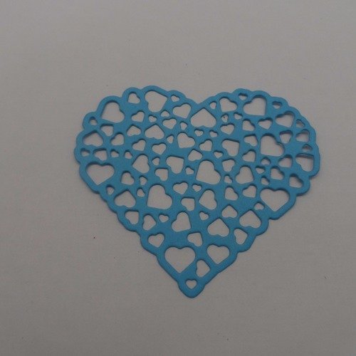 N°628 d'un  cœur rempli de petits cœurs évidés en papier bleu n°1 découpage fin 