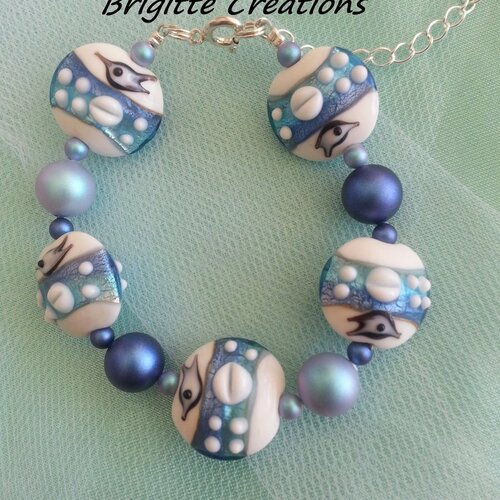 Bracelet en perles de verre artisanales lampwork réalisées à la main bleu scintillant et blanche sur argent.