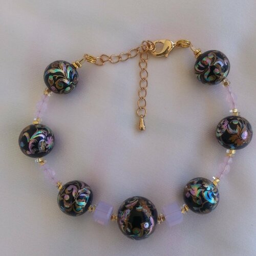 Bracelet en perles tensha noires décor fleuri multicolore,cristal autrichien, gold filled, ajustable.