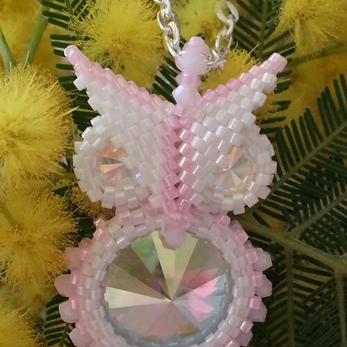 Collier pendentif chouette en cristal swarovski et tissage peyote, perles de rocailles, rose, blanc,