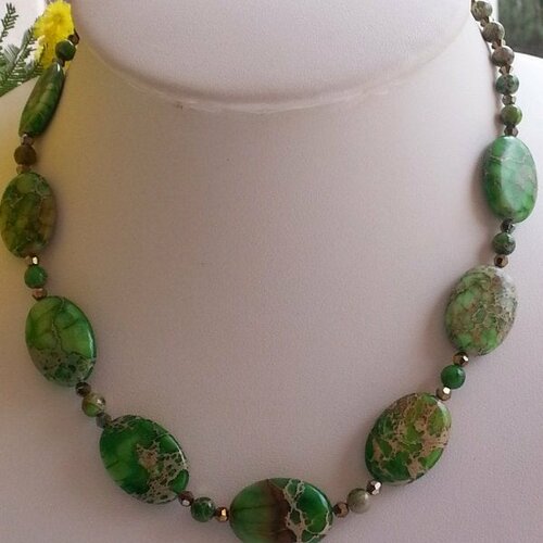 Collier tour de cou en agate verte,perles ovales plates et rondes et perles cristal autrichien,