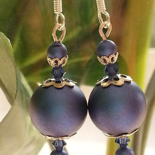 Boucles d'oreilles en perles nacrées swarovski mates dark blue iridescent et argent,