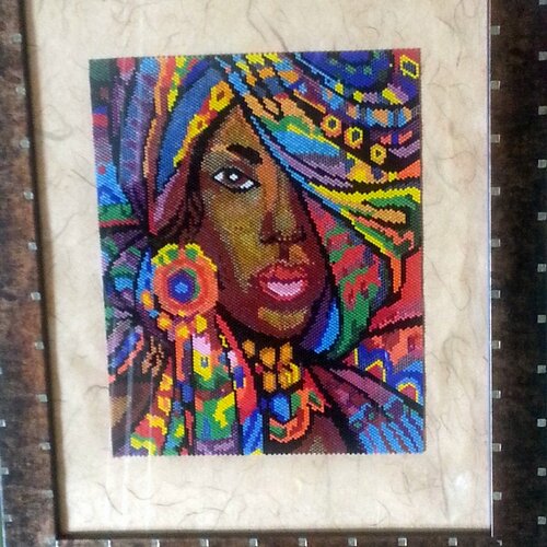 Cadre tableau belle du ghana, réalisé en tissage de perles de rocailles encadré sur de la soie de paille.