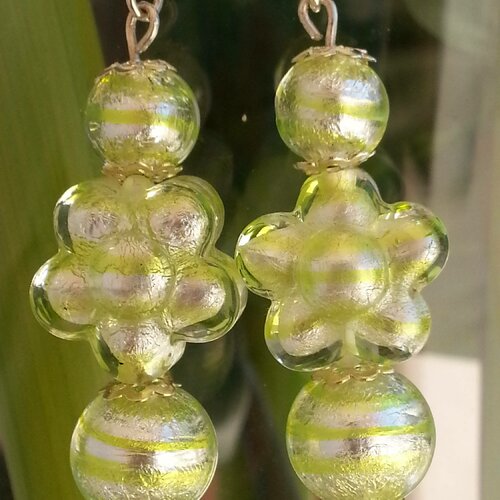 Boucles d'oreilles en perles de verre de murano authentique,stripes vert acide et feuilles d'argent,