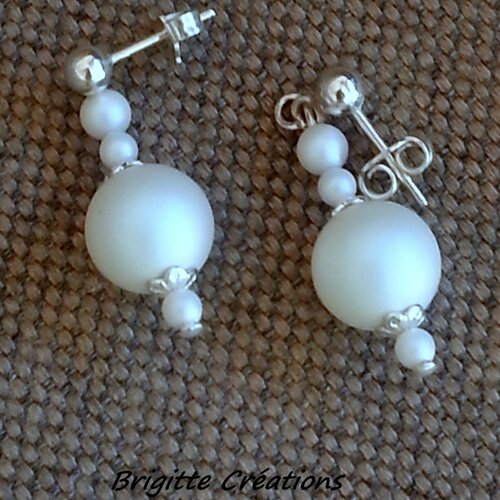 Boucles d'oreilles en perles nacrées blanc iridescent montées sur clous d'oreilles en argent,
