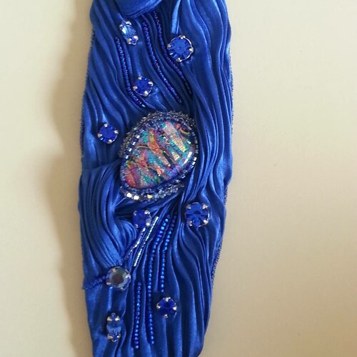 Bracelet type manchette en soie shibori bleue et cabochon en verre dichroique, entièrement brodé main, 55 mm de large, 18,5 cm de long,