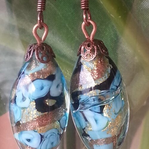 Boucles d'oreilles en verre de murano autenthique collection fiorato forme olive bleu turquoise, noir, aventurine et feuille d'or