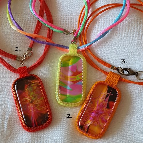 Pendentifs tours de cou cabochons en verre rectangulaires de 50 x 25 mm.