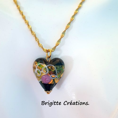 Collier pendentif en verre de murano authentique en forme de coeur.