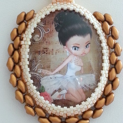 Pendentif cabochon ovale en verre de 40 x 30 mm "petite danseuse".