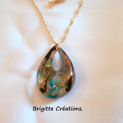 Pendentif composé d'une perle goutte en verre de murano authentique.