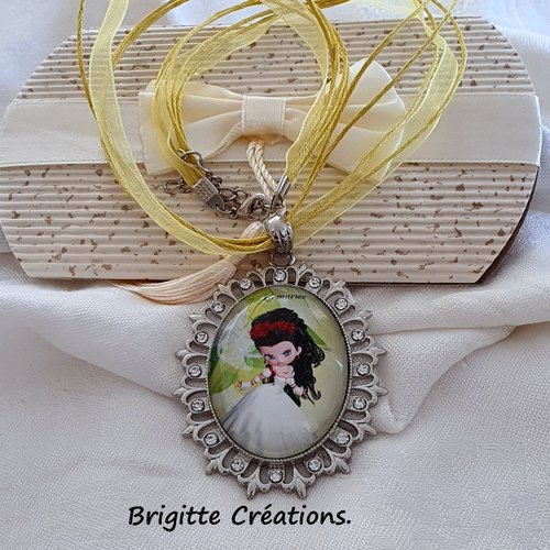 Pendentif cabochon ovale en verre de 40 x 30 mm.