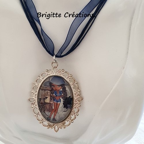 Pendentif cabochon ovale en verre de 40 x 30 mm.