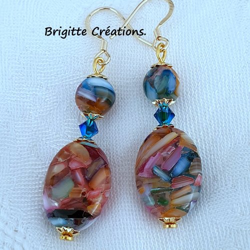 Boucles d'oreilles en pierre gemme nacre multicolore.