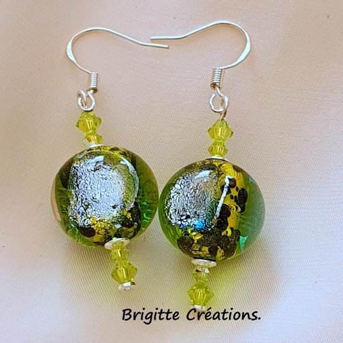 Boucles d'oreilles composées de perles de verre de murano authentique.