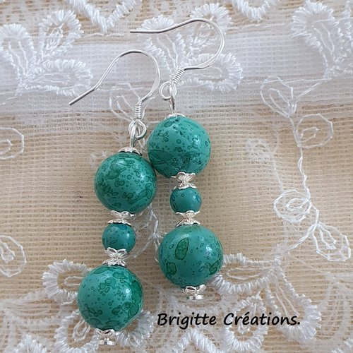 Boucles d'oreilles réalisées en perles rondes en véritable howlite sur argent.
