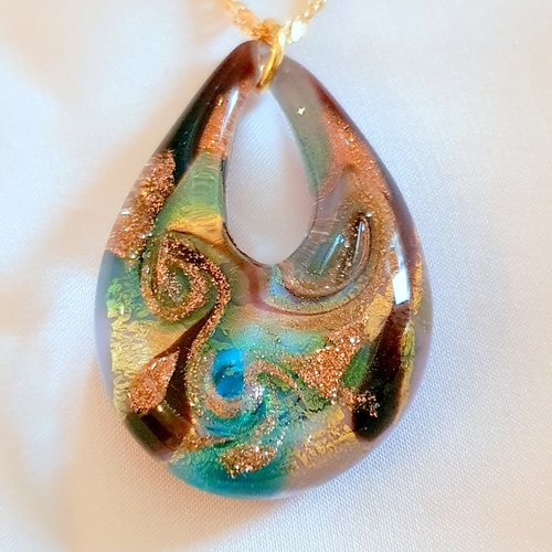 Pendentif composé d'une perle goutte en verre de murano authentique