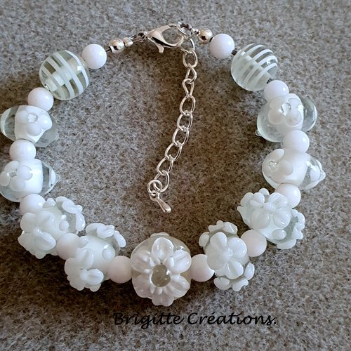 Bracelet réalisé en perles de verre fleurs blanches monté sur des éléments en argent.