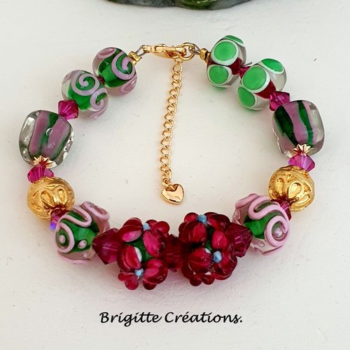 Bracelet réalisé en perles de verre fleurs et perles rondes en verre.