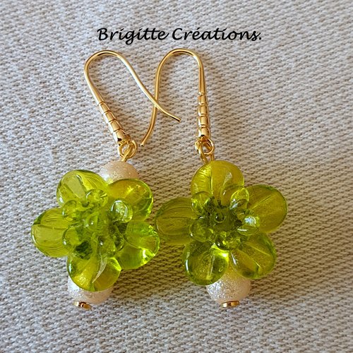 Boucles d'oreilles en perles de verre filées au chalumeau.