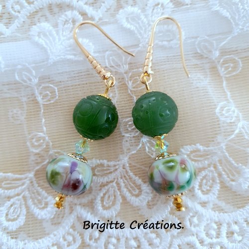 Boucles d'oreilles réalisées en perle ronde de jade vert naturel sculptée main.