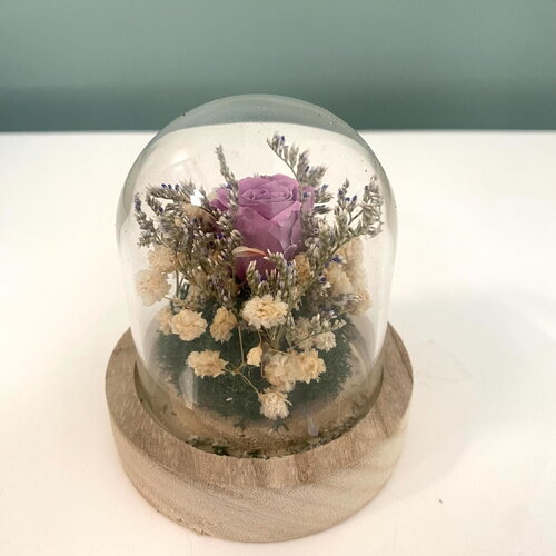 Cloche fleurs séchées et rose stabilisée