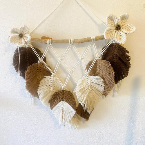 Suspension feuilles en fleurs en macramé