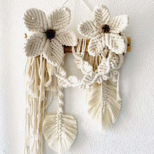 Suspension fleurs et feuilles en macramé