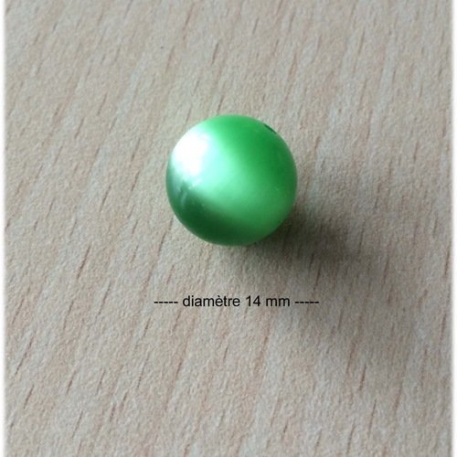 Jolie perle "oeil de chat"  diamètre 14 mm vert pomme