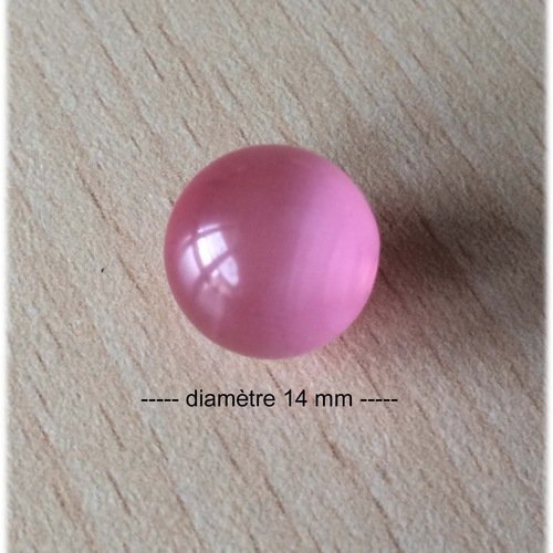 Jolie perle "oeil de chat"  diamètre 14 mm fuchsia