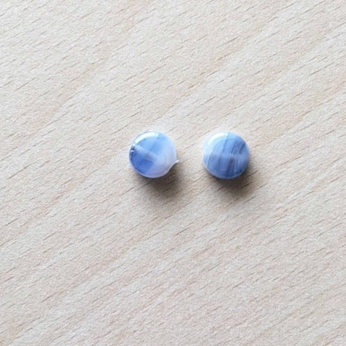 Perle artisanale en verre  "pastille" couleur: bleu