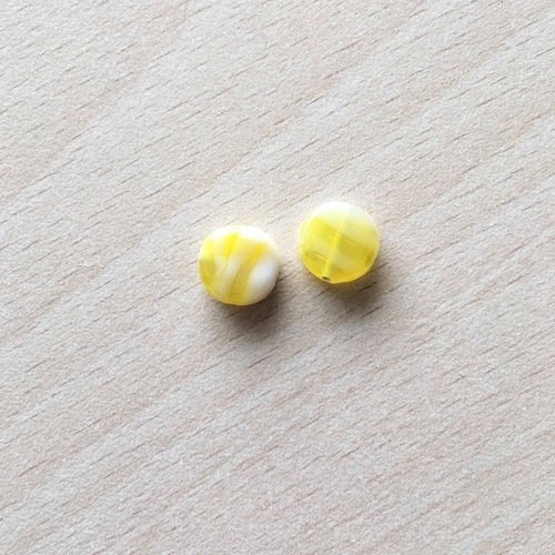 Perle artisanale en verre  "pastille" couleur: bouton d'or